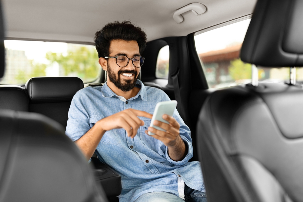 alegre hombre dentro de servicio de transporte
